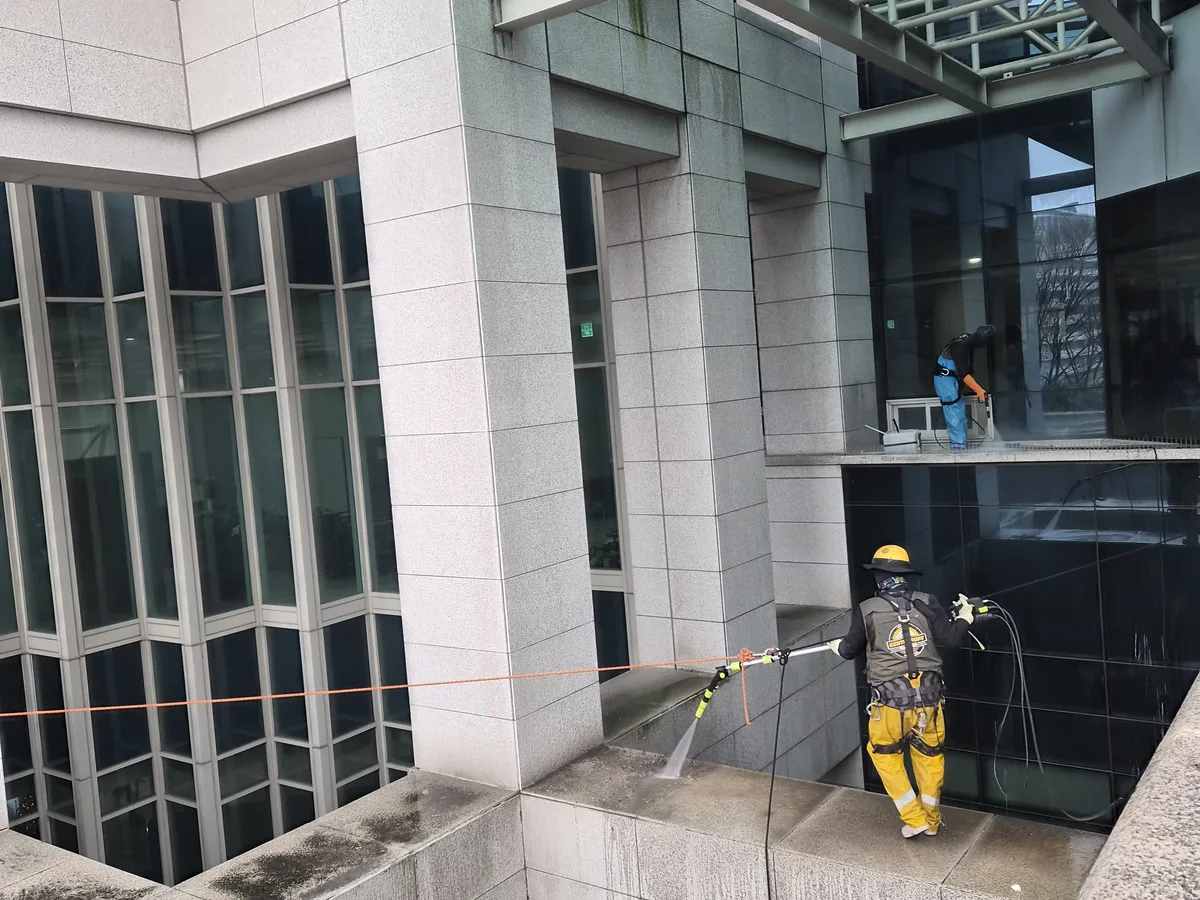 진주시 망경동 상가건물 옥상 파라펫 장비 주변 정밀 위생청소 사례 - 행진크린